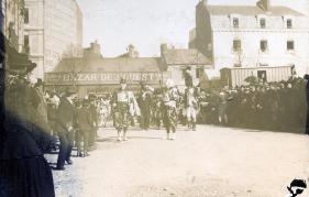 Cavalcade de la mi-Carême devant le Bazar de l'Ouest, avenue de la Gare, 1893. 26 Num 37, don Maignen.