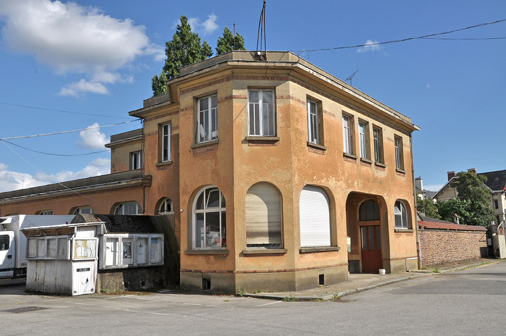 Bâtiments des anciens entrepôts Logeais-Jamin, rue de Buféron, 2013. Cliché R. Godard.