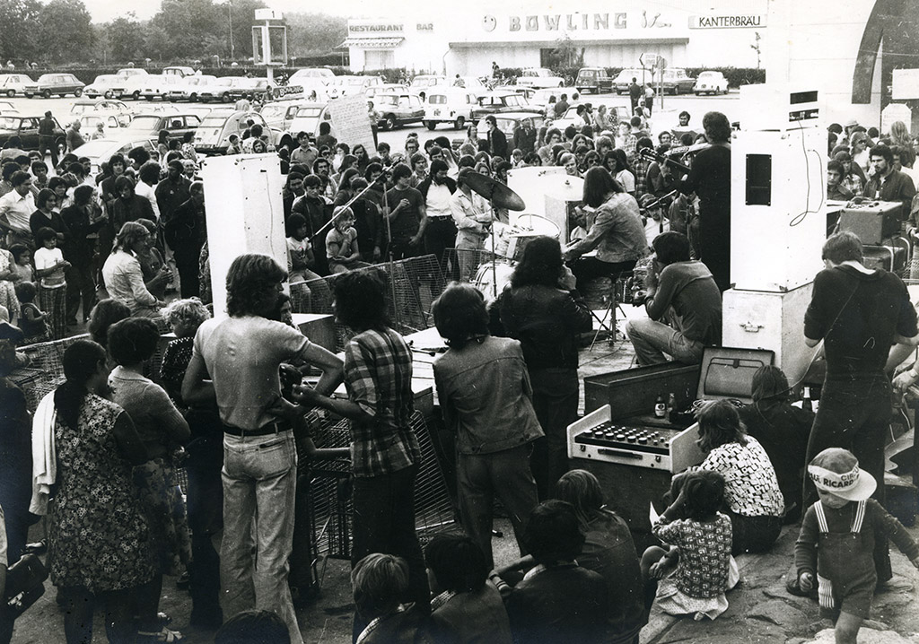 Fest-noz organisé par le comité de soutien des grèves des salariés Mammouth et Printemps, septembre 1975.