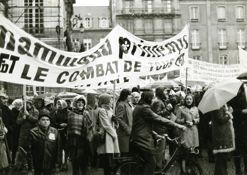 Manifestation organisée dans le centre-ville lors des grèves des salariés Mammouth et Printemps, septembre 1975.